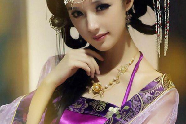 Knowing that it was her birthday, Xiao Jing also went to the cake shop to buy a cake before rushing over.
